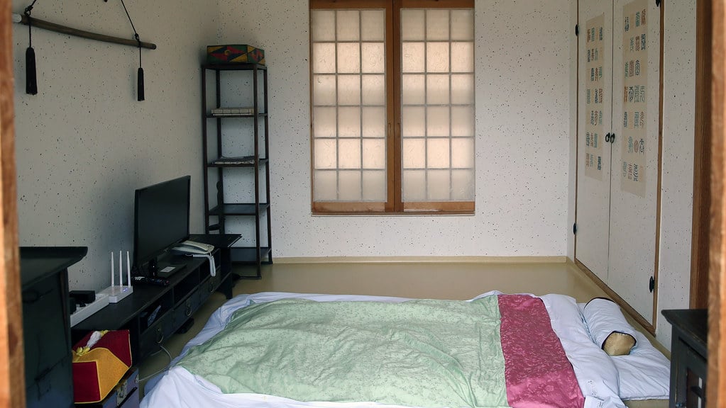 Do Koreans use bed sheets?
