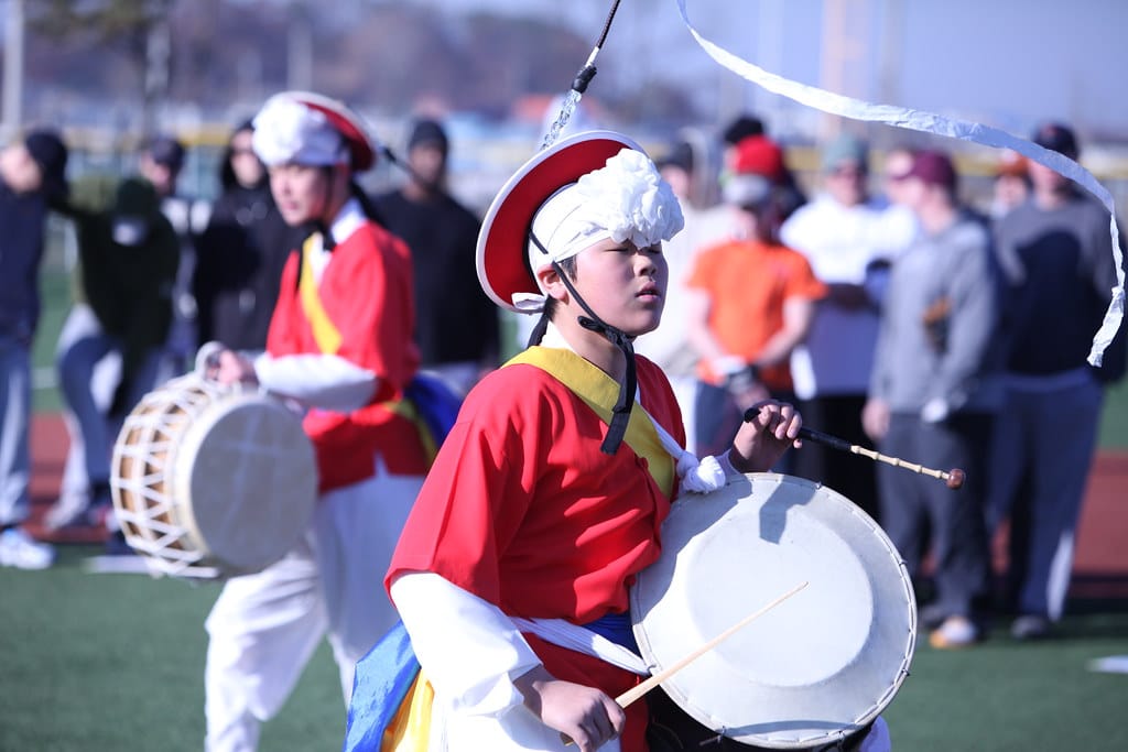 What do South Korean people play?